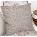 - K11064-Gorsel-1 - Realhomes RealHomes Düz Zeminde Modern Motifli Halı Desenli Dijital Baskılı Yastık Kırlent Kılıfı Realhomes