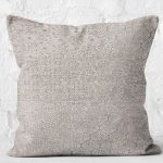 - K11064-Gorsel-2 - Realhomes RealHomes Düz Zeminde Modern Motifli Halı Desenli Dijital Baskılı Yastık Kırlent Kılıfı Realhomes