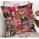 - K11066-Gorsel-1 - Realhomes RealHomes Siyah - Kırmızı Zeminde Patchwork Motifli Kanaviçe Desenli Dijital Baskılı Yastık Kırlent Kılıfı Realhomes