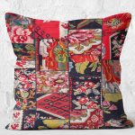 - K11066-Gorsel-2 - Realhomes RealHomes Siyah - Kırmızı Zeminde Patchwork Motifli Kanaviçe Desenli Dijital Baskılı Yastık Kırlent Kılıfı Realhomes