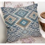 - K11069-Gorsel-1 - Realhomes RealHomes Kot Mavi Zeminde Etnik Geometrik Motifli Aztec Desenli Dijital Baskılı Yastık Kırlent Kılıfı Realhomes