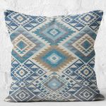 - K11069-Gorsel-2 - Realhomes RealHomes Kot Mavi Zeminde Etnik Geometrik Motifli Aztec Desenli Dijital Baskılı Yastık Kırlent Kılıfı Realhomes