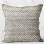 RealHomes Bej Zeminde Üçgen Örgü Motifli Hasır Desenli Dijital Baskılı Yastık Kırlent Kılıfı Realhomes