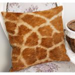 - K11075-Gorsel-1 - Realhomes RealHomes Kahverengi Zeminde Zürafa Motifli Post Desenli Dijital Baskılı Yastık Kırlent Kılıfı Realhomes