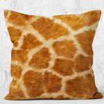 - K11075-Gorsel-2 - Realhomes RealHomes Kahverengi Zeminde Zürafa Motifli Post Desenli Dijital Baskılı Yastık Kırlent Kılıfı Realhomes