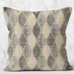 RealHomes Krem Zeminde Klasik Motifli Geometrik Desenli Dijital Baskılı Yastık Kırlent Kılıfı Realhomes