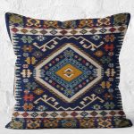 - K11081-Gorsel-2 - Realhomes  RealHomes Lacivert Zeminde İran Motifli Kilim Desenli Dijital Baskılı Yastık Kırlent Kılıfı Realhomes