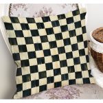 - K11084-Gorsel-1 - Realhomes RealHomes Siyah - Beyaz Zeminde Eskitme Motifli Dama Desenli Dijital Baskılı Yastık Kırlent Kılıfı Realhomes