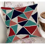 - K11088-Gorsel-1 - Realhomes RealHomes Gri Zeminde Üçgen Motifli Geometrik Desenli Dijital Baskılı Yastık Kırlent Kılıfı Realhomes