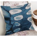 - K11093-Gorsel-1 - Realhomes RealHomes Mavi Zeminde Sulu Boya Motifli Modern Sanat Desenli Dijital Baskılı Yastık Kırlent Kılıfı Realhomes