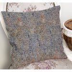 - K11096-Gorsel-1 - Realhomes RealHomes Gri Zeminde Eskitme Motifli Geometrik Desenli Dijital Baskılı Yastık Kırlent Kılıfı Realhomes