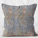 - K11096-Gorsel-2 - Realhomes RealHomes Gri Zeminde Eskitme Motifli Geometrik Desenli Dijital Baskılı Yastık Kırlent Kılıfı Realhomes