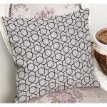 - K11102-Gorsel-1 - Realhomes RealHomes Gri Zeminde Siyah Geometrik Motifli Klasik Desenli Dijital Baskılı Yastık Kırlent Kılıfı Realhomes