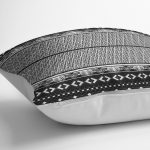 - K11103-Gorsel-3 - Realhomes RealHomes Siyah Beyaz Zeminde Etnik Motifli Geleneksel Desenli Dijital Baskılı Yastık Kırlent Kılıfı Realhomes