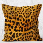 RealHomes Kahverengi Zeminde Leopar Motifli Post Desenli Dijital Baskılı Yastık Kırlent Kılıfı Realhomes