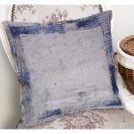 - K11110-Gorsel-1 - Realhomes RealHomes Gri - Mavi Zeminde Çerçeveli Motifli Eskitme Desenli Dijital Baskılı Yastık Kırlent Kılıfı Realhomes