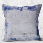 - K11110-Gorsel-2 - Realhomes RealHomes Gri - Mavi Zeminde Çerçeveli Motifli Eskitme Desenli Dijital Baskılı Yastık Kırlent Kılıfı Realhomes