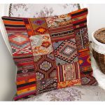 - K11116-Gorsel-1 - Realhomes  RealHomes Kırmızı Zeminde Patchwork Motifli Geleneksel Desenli Dijital Baskılı Yastık Kırlent Kılıfı Realhomes