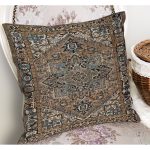 - K11118-Gorsel-1 - Realhomes RealHomes Kahverengi Zeminde Geleneksel Motifli Uşak Desenli Dijital Baskılı Yastık Kırlent Kılıfı Realhomes