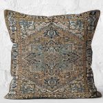 - K11118-Gorsel-2 - Realhomes RealHomes Kahverengi Zeminde Geleneksel Motifli Uşak Desenli Dijital Baskılı Yastık Kırlent Kılıfı Realhomes