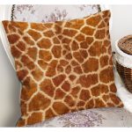 - K11120-Gorsel-1 - Realhomes RealHomes Kahverengi Zeminde Zürafa Motifli Kürk Desenli Dijital Baskılı Yastık Kırlent Kılıfı Realhomes