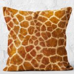 - K11120-Gorsel-2 - Realhomes RealHomes Kahverengi Zeminde Zürafa Motifli Kürk Desenli Dijital Baskılı Yastık Kırlent Kılıfı Realhomes