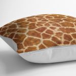 - K11120-Gorsel-3 - Realhomes RealHomes Kahverengi Zeminde Zürafa Motifli Kürk Desenli Dijital Baskılı Yastık Kırlent Kılıfı Realhomes