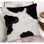 - K11123-Gorsel-1 - Realhomes RealHomes Siyah - Beyaz Zeminde Post Motifli Kürk Desenli Dijital Baskılı Yastık Kırlent Kılıfı Realhomes