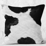 - K11123-Gorsel-2 - Realhomes RealHomes Siyah - Beyaz Zeminde Post Motifli Kürk Desenli Dijital Baskılı Yastık Kırlent Kılıfı Realhomes