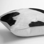 - K11123-Gorsel-3 - Realhomes RealHomes Siyah - Beyaz Zeminde Post Motifli Kürk Desenli Dijital Baskılı Yastık Kırlent Kılıfı Realhomes