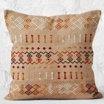RealHomes Kahverengi Zeminde Tribal Motifli Etnik Desenli Dijital Baskılı Yastık Kırlent Kılıfı Realhomes