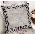 - K11136-Gorsel-1 - Realhomes RealHomes Gri Zeminde Çerçeveli Eskitme Desenli Dijital Baskılı Yastık Kırlent Kılıfı Realhomes