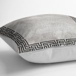 - K11136-Gorsel-3 - Realhomes RealHomes Gri Zeminde Çerçeveli Eskitme Desenli Dijital Baskılı Yastık Kırlent Kılıfı Realhomes