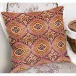 RealHomes Pembe Zeminde İkat Motifli Yöresel Desenli Dijital Baskılı Yastık Kırlent Kılıfı Realhomes