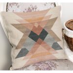 - K11155-Gorsel-1 - Realhomes RealHomes Pastel Renkli Zeminde Geometrik Motifli Üçgen Desenli Dijital Baskılı Yastık Kırlent Kılıfı Realhomes