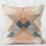 - K11155-Gorsel-2 - Realhomes RealHomes Pastel Renkli Zeminde Geometrik Motifli Üçgen Desenli Dijital Baskılı Yastık Kırlent Kılıfı Realhomes