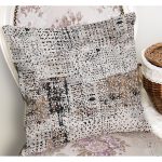 - K11158-Gorsel-1 - Realhomes RealHomes Siyah - Beyaz Zeminde Guaj Boya Motifli Modern Sanat Desenli Dijital Baskılı Yastık Kırlent Kılıfı Realhomes