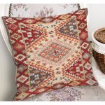 - K11162-Gorsel-1 - Realhomes RealHomes Kırmızı Zeminde Etnik Motifli Kilim Desenli Dijital Baskılı Yastık Kırlent Kılıfı Realhomes