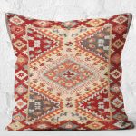 - K11162-Gorsel-2 - Realhomes RealHomes Kırmızı Zeminde Etnik Motifli Kilim Desenli Dijital Baskılı Yastık Kırlent Kılıfı Realhomes