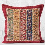 - K11175-Gorsel-2 - Realhomes RealHomes Kırmızı Zeminde Etnik Motifli Uşak Desenli Dijital Baskılı Yastık Kırlent Kılıfı Realhomes