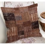 RealHomes Kahverengi Zeminde Patchwork Motifli Yöresel Desenli Dijital Baskılı Yastık Kırlent Kılıfı Realhomes