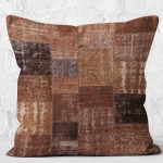 RealHomes Kahverengi Zeminde Patchwork Motifli Yöresel Desenli Dijital Baskılı Yastık Kırlent Kılıfı Realhomes