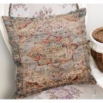 - K11180-Gorsel-1 - Realhomes RealHomes Krem Zeminde Eskitme Motifli Göbekli Halı Desenli Dijital Baskılı Yastık Kırlent Kılıfı Realhomes