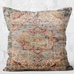 - K11180-Gorsel-2 - Realhomes RealHomes Krem Zeminde Eskitme Motifli Göbekli Halı Desenli Dijital Baskılı Yastık Kırlent Kılıfı Realhomes