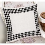 - K11187-Gorsel-1 - Realhomes RealHomes Siyah - Beyaz Zeminde Kazayağı Motifli Klasik Desenli Dijital Baskılı Yastık Kırlent Kılıfı Realhomes