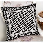 - K11198-Gorsel-1 - Realhomes RealHomes Siyah - Beyaz Zeminde Çerçeveli Motifli Geometrik Desenli Dijital Baskılı Yastık Kırlent Kılıfı Realhomes