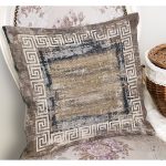 - K11204-Gorsel-1 - Realhomes RealHomes Kahverengi Zeminde Çerçeveli Motifli Eskitme Desenli Dijital Baskılı Yastık Kırlent Kılıfı Realhomes