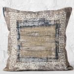 - K11204-Gorsel-2 - Realhomes RealHomes Kahverengi Zeminde Çerçeveli Motifli Eskitme Desenli Dijital Baskılı Yastık Kırlent Kılıfı Realhomes