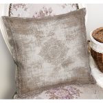 - K11206-Gorsel-1 - Realhomes RealHomes Bej Zeminde Dokuma Halı Motifli Uşak Desenli Dijital Baskılı Yastık Kırlent Kılıfı Realhomes