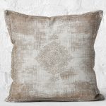 - K11206-Gorsel-2 - Realhomes RealHomes Bej Zeminde Dokuma Halı Motifli Uşak Desenli Dijital Baskılı Yastık Kırlent Kılıfı Realhomes